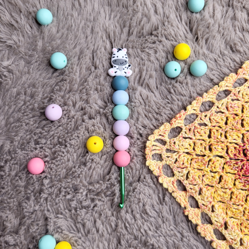 Designový háček vel. 4mm / zebra