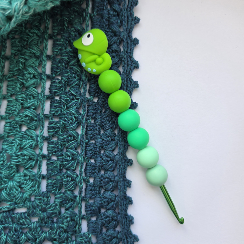 Designový háček vel. 4mm / Chameleon