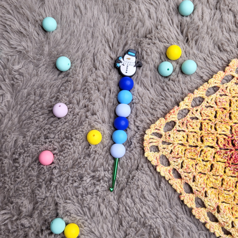 Designový háček vel. 4mm / sněhulák tmavší